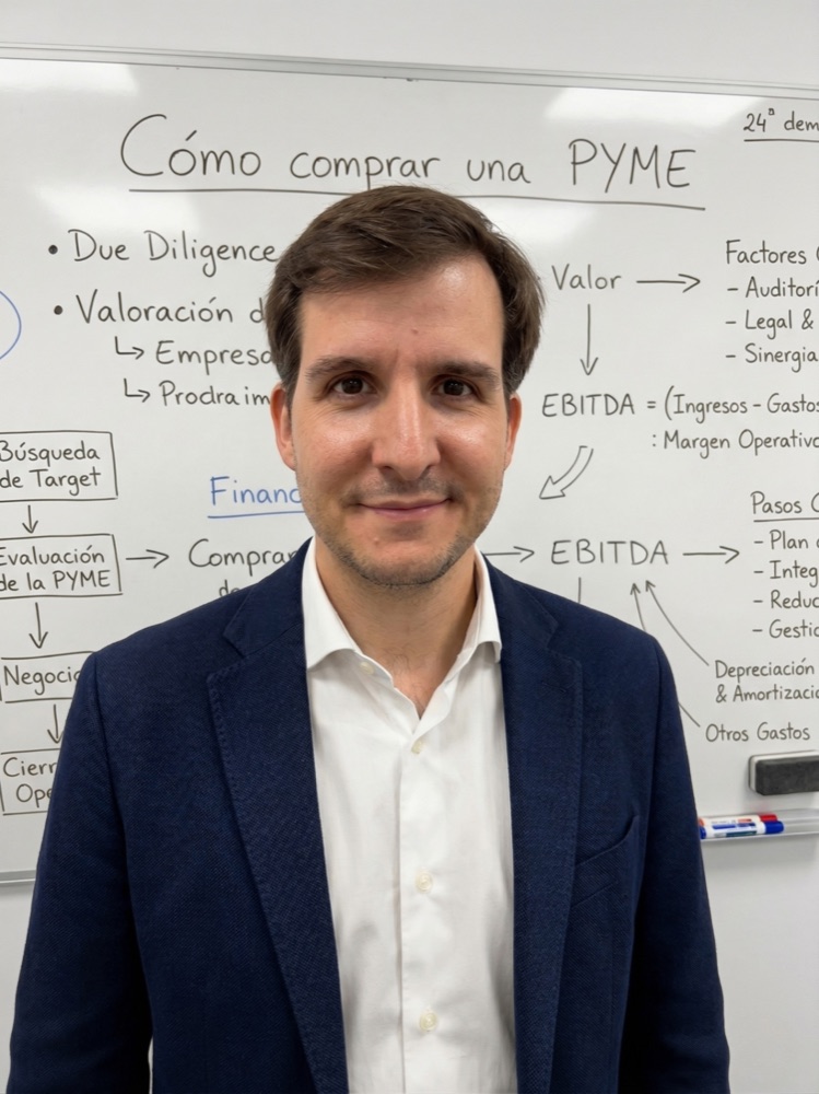 Toño Álvarez explicando las cláusulas de una carta de intenciones