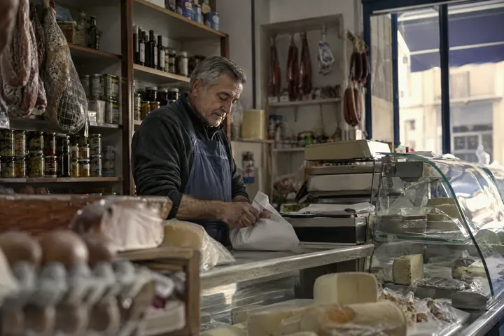 Dueño atendiendo en su tienda
